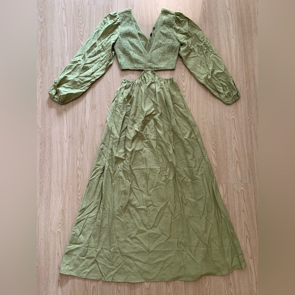 Smocked puff sleeve cut out maxi dress nwot - Picture 3 of 3